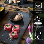 Sushi-Set auf anthrazitfarbenem Porzellanteller, von oben fotografiert, mit Mikrowellen- und Spülmaschinensymbolen.