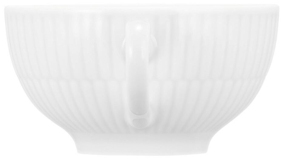 Weiße Teeobertasse mit geriffeltem Design, seitliche Perspektive