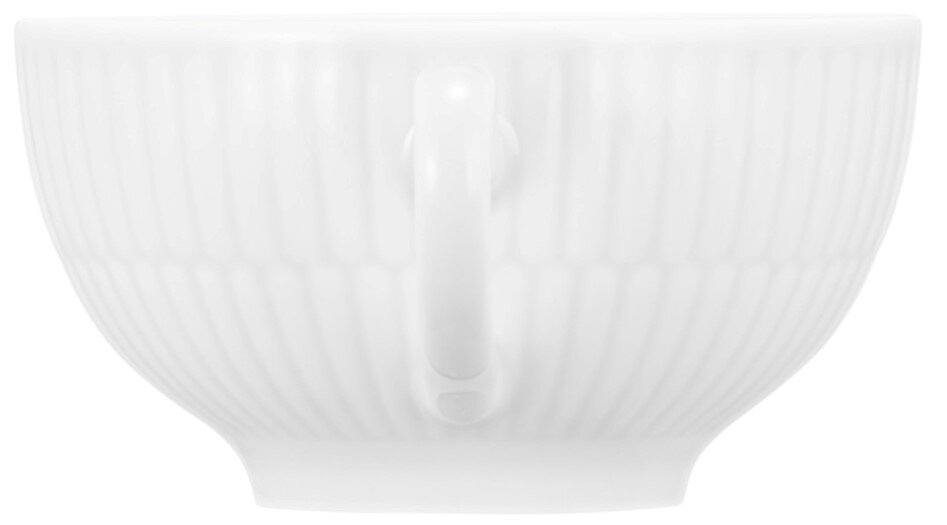 Weiße Teeobertasse mit geriffeltem Design, seitliche Perspektive