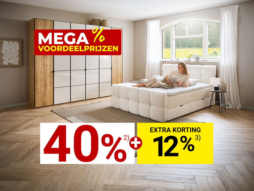 Vrouw ontspant op gestoffeerd bed in lichte slaapkamer met kledingkast en mega spaarprijzen-actie.
