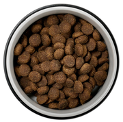 Vogelperspektive auf einen Napf mit braunem Trockenfutter, 400ml Kapazität