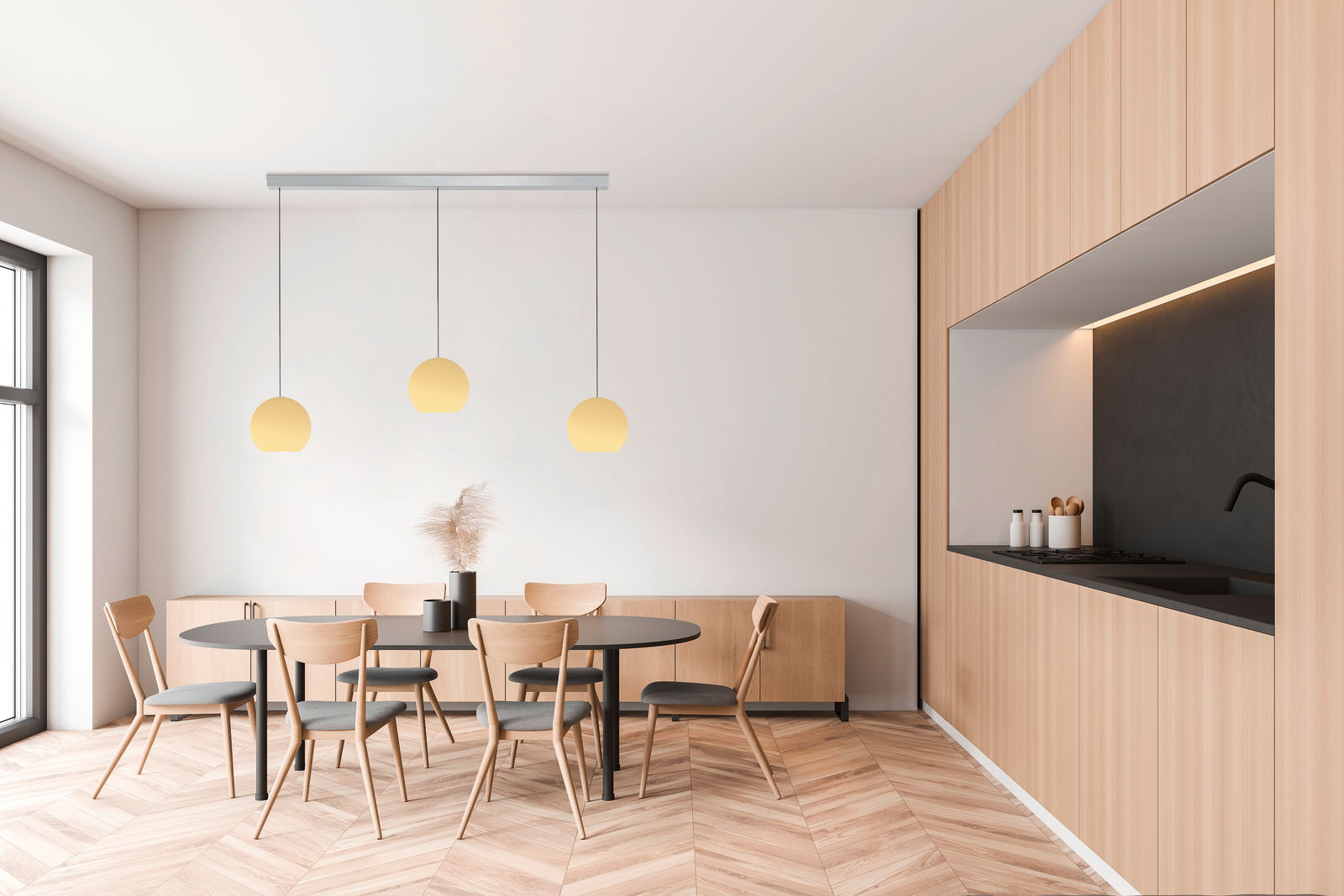 Moderne LED-Pendelleuchte GLOBE mit drei kugelförmigen Lampenschirmen in einem stilvollen Esszimmer, seitliche Perspektive.