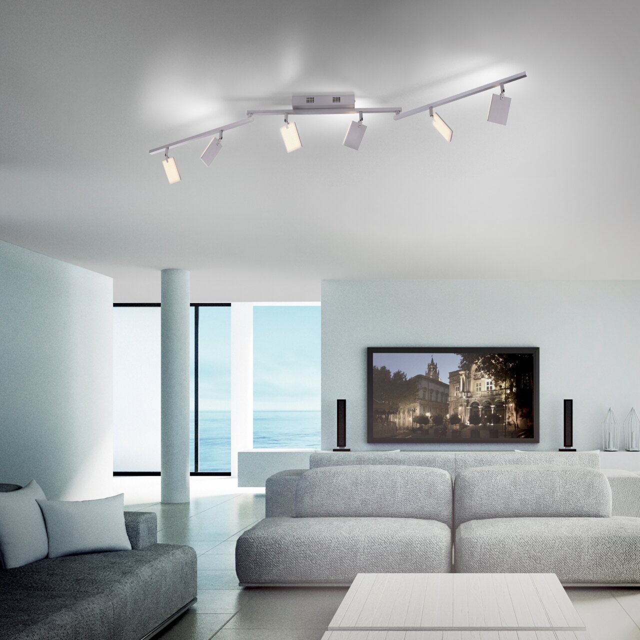 Moderne Deckenleuchte aus Aluminium mit fünf verstellbaren Strahlern, Perspektive von unten in einem stilvollen Wohnzimmer.