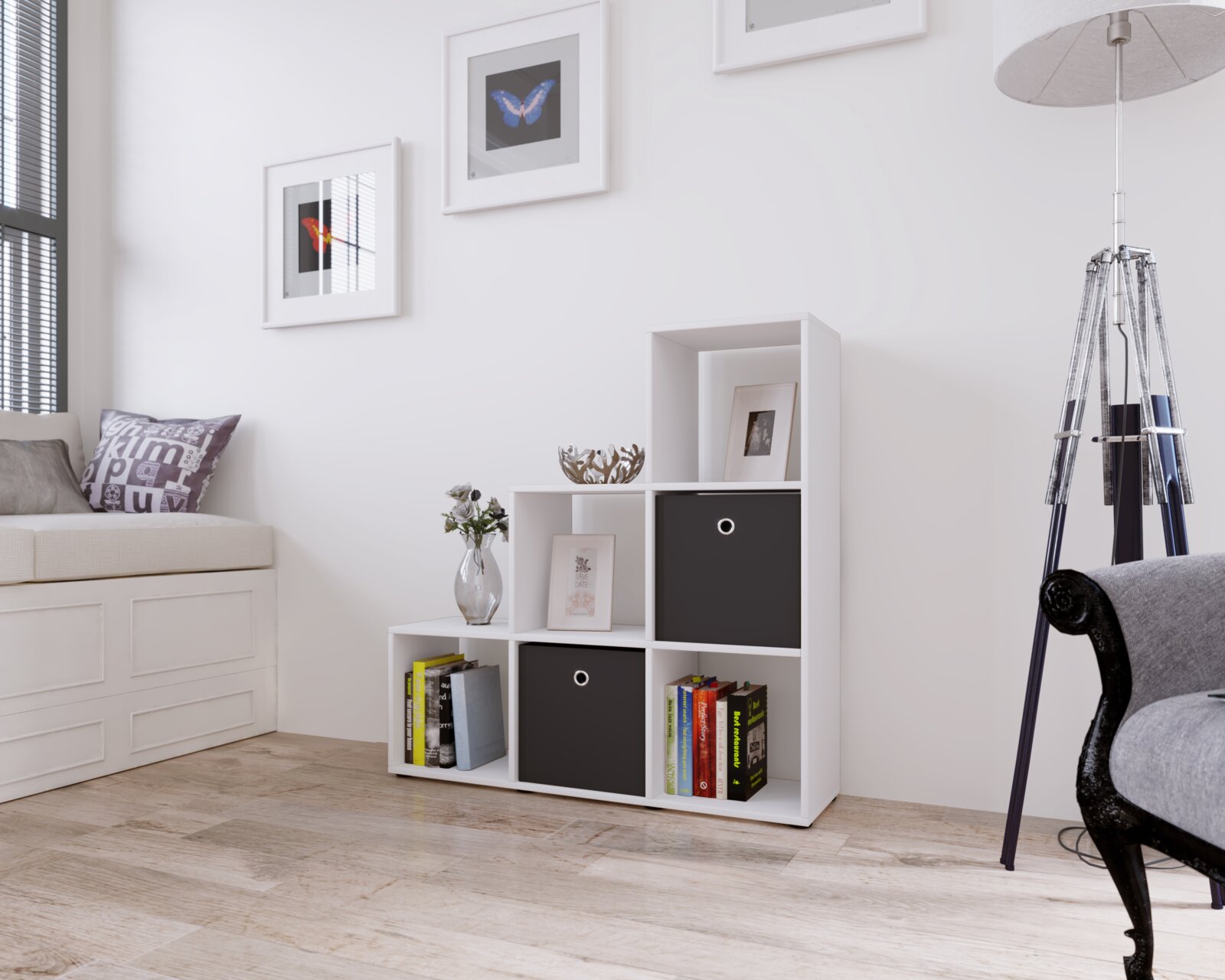 Modernes weißes Würfelregal mit versetzten Fächern, zwei schwarzen Stoffboxen und Büchern im hellen Wohnzimmer; Perspektive: frontale Ansicht auf Augenhöhe.