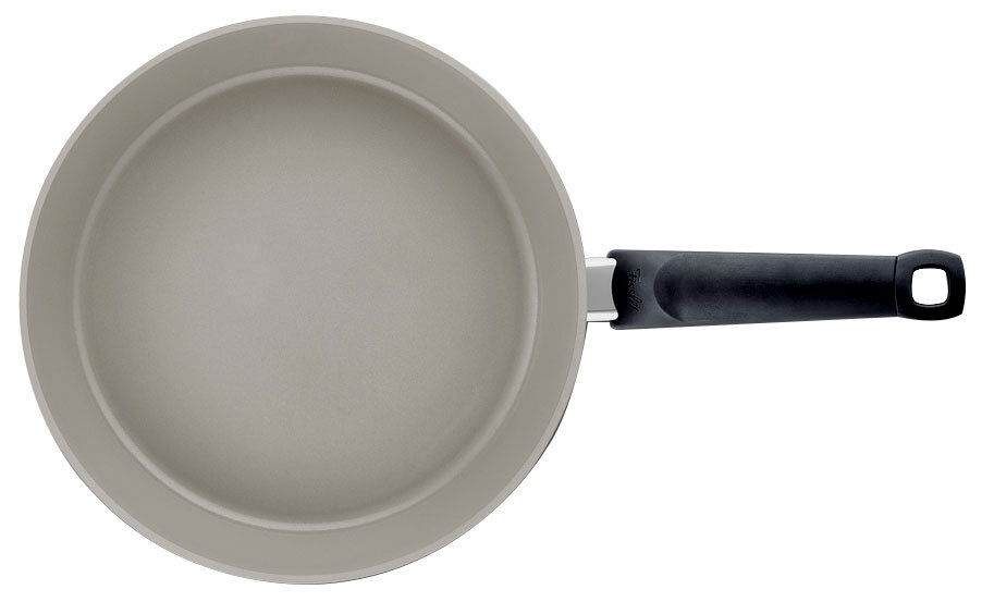Pfanne Ceratal Comfort aus der Vogelperspektive mit grauer Antihaftbeschichtung und schwarzem Griff