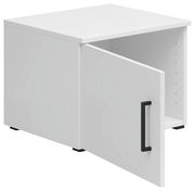 Weißer Aufsatzschrank mit geöffneter Tür und schwarzem Griff, seitliche Perspektive