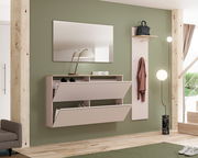 Moderner Hängeschuhschrank in einem stilvollen Flur, frontal betrachtet, mit zwei offenen Klappen zur Schuhaufbewahrung.