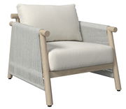 Moderner Lounge-Sessel mit hellem Holzrahmen und beigen Kissen, seitliche Perspektive