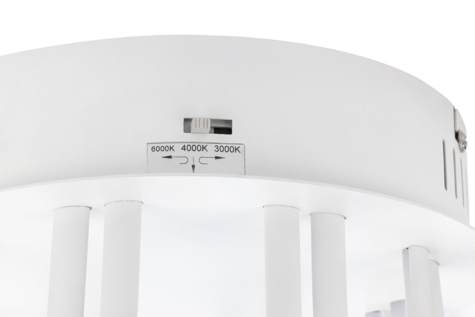 Nahaufnahme einer weißen LED-Deckenleuchte mit einstellbarer Farbtemperatur von 3000K bis 6000K, seitliche Perspektive.