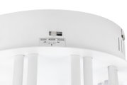 Nahaufnahme einer weißen LED-Deckenleuchte mit einstellbarer Farbtemperatur von 3000K bis 6000K, seitliche Perspektive.
