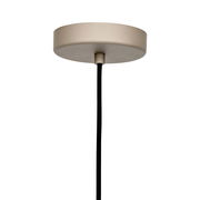 Nahaufnahme der Deckenhalterung einer Pendelleuchte mit schwarzem Kabel, beige Abdeckung, von unten betrachtet.