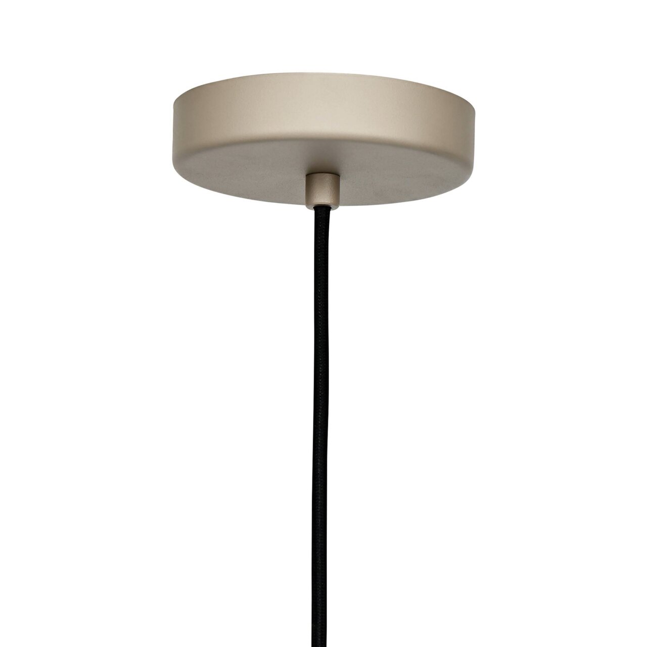 Nahaufnahme der Deckenhalterung einer Pendelleuchte mit schwarzem Kabel, beige Abdeckung, von unten betrachtet.