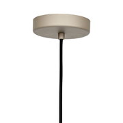 Nahaufnahme der Deckenhalterung einer Pendelleuchte mit schwarzem Kabel, beige Abdeckung, von unten betrachtet.