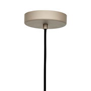 Nahaufnahme der Deckenhalterung einer Pendelleuchte mit schwarzem Kabel, beige Abdeckung, von unten betrachtet.