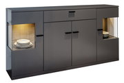 Modernes Sideboard in dunklem Grau mit zwei beleuchteten Vitrinenfächern, frontal betrachtet.