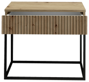 Nachtkommode aus Holz mit geriffelter Front und schwarzem Metallgestell, Frontalansicht