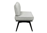 Seitenansicht einer modernen grauen Bank mit gepolstertem Sitz und Rückenlehne auf schwarzen Holzbeinen.