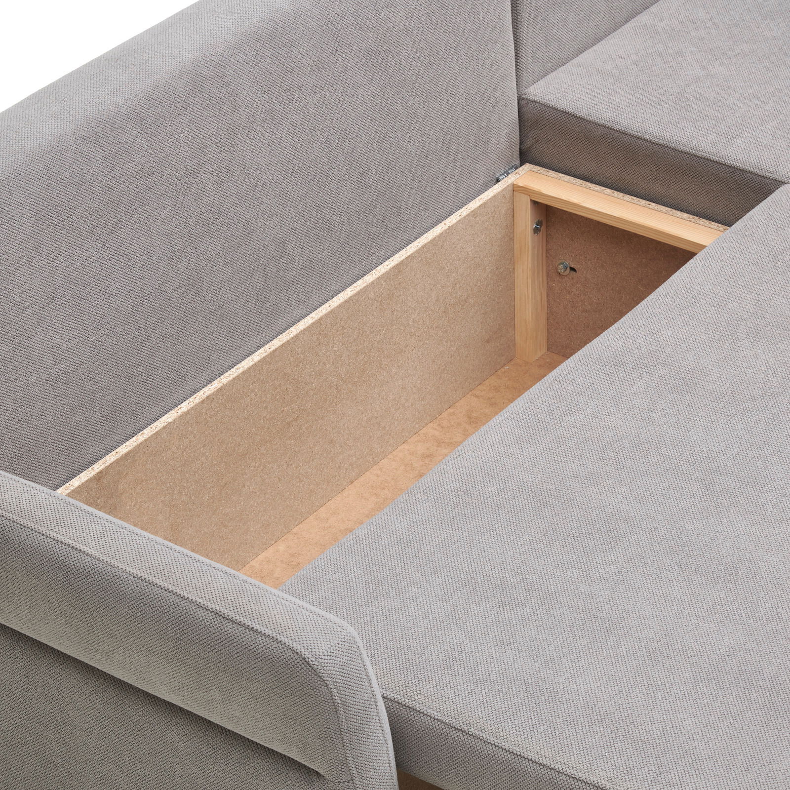 Detailansicht einer grauen Rundecke mit geöffneter Stauraumfunktion, von oben betrachtet.