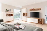 Wohnzimmer mit modernem Highboard und TV-Schrank in Holz- und Weißoptik, seitliche Perspektive