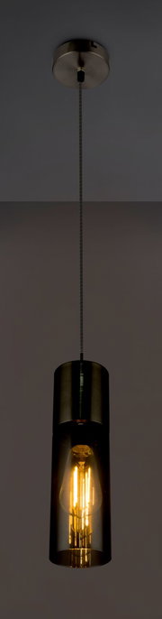 Moderne Hängeleuchte mit zylindrischem, rauchgrauem Glasschirm und sichtbarer Glühbirne, von unten betrachtet.