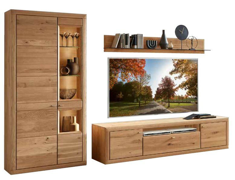 Wandkombination aus Holz von Wöstmann Markenmöbel, Modell AURUM, bestehend aus einem hohen Schrank mit Glaselementen, einem TV-Board und einem Wandregal, frontal abgebildet.