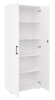 Weißer, hoher Aufbewahrungsschrank mit geöffneter Tür, schwarzen Griffen und mehreren Einlegeböden, in leichter Frontansicht schräg von links.