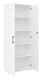 Witte, hoge opbergkast met geopende deur, zwarte handgrepen en meerdere legplanken, in een licht vooraanzicht schuin van links.