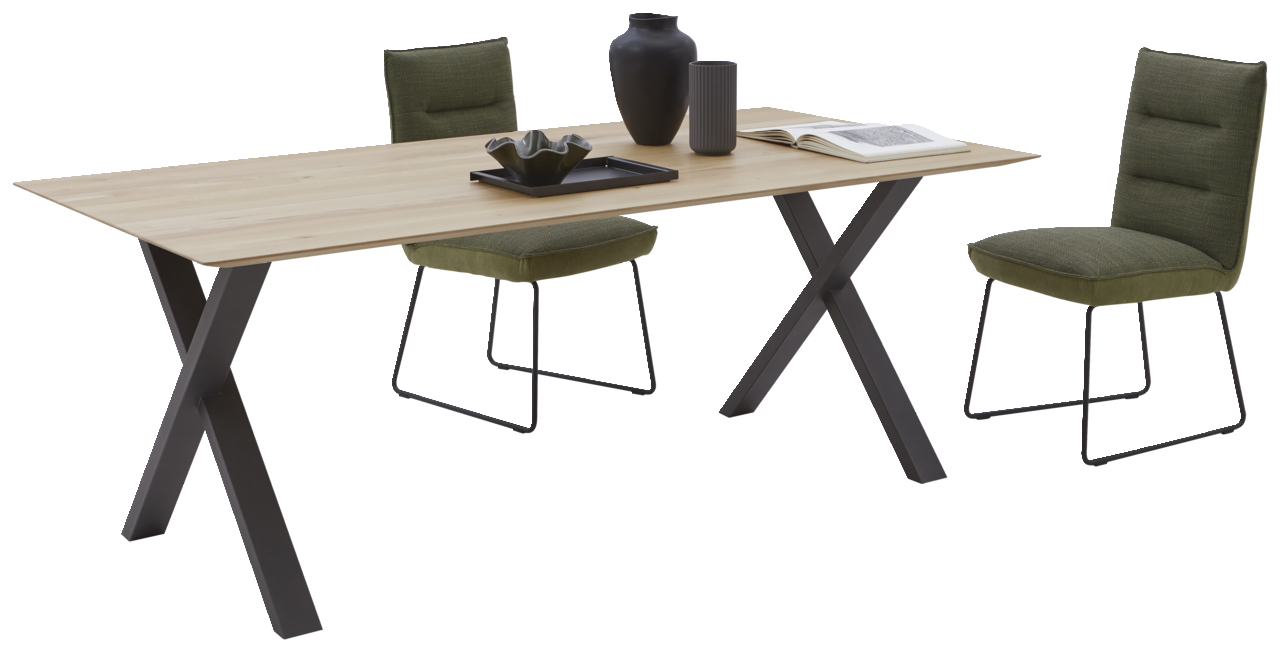 Moderner Esstisch mit Holzplatte und schwarzen Metallbeinen, begleitet von zwei grünen Stühlen, seitliche Perspektive