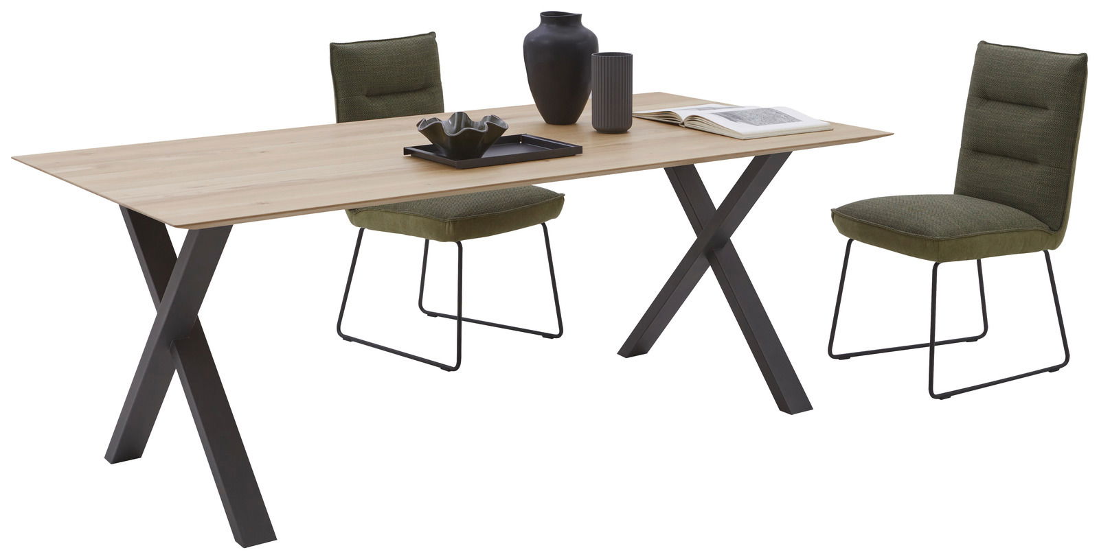 Moderner Esstisch mit Holzplatte und schwarzen Metallbeinen, begleitet von zwei grünen Stühlen, seitliche Perspektive