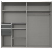 Innenansicht eines grauen Schwebetürenschranks mit mehreren Regalböden, Schubladen und einer Kleiderstange, frontal betrachtet.