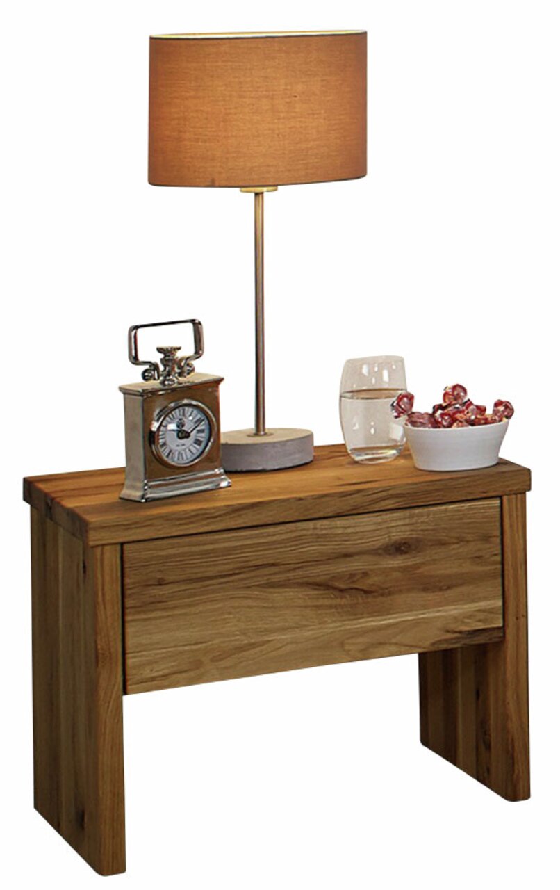 Linea Natura Nachtkastje HORST Nachtkommode aus Holz mit Tischlampe, Uhr, Glas und Schale, seitliche Perspektive