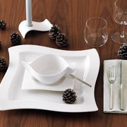 Elegante Suppen-Obertasse 0,45l NewWave auf einem stilvoll gedeckten Tisch mit Tannenzapfen, aus der Vogelperspektive.