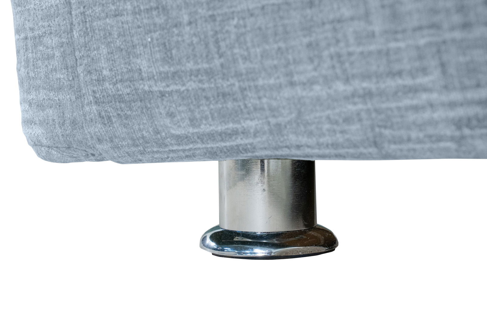 Nahaufnahme eines Boxspringbett-Fußes aus Metall mit grauem Stoffbezug.