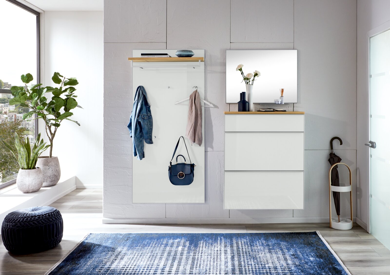 VOSS Garderoben-Set 4-tlg. VORTINA Modernes Flur-Set in Weiß mit Garderobenpaneel, Spiegel und Schuhschrank mit Holzablage, frontal aus Augenhöhe fotografiert