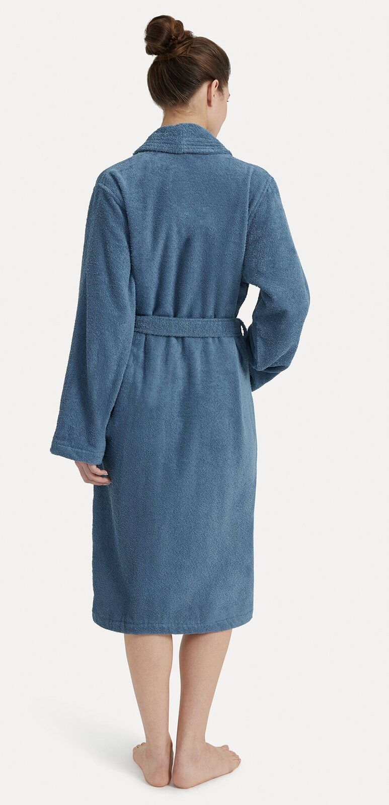 Rückansicht eines blauen Bademantels mit Schalkragen, getragen von einer Person mit hochgestecktem Haar.