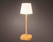 Tischlampe aus Plastik mit Holzfuß, frontal betrachtet, mit eingeschaltetem Licht.