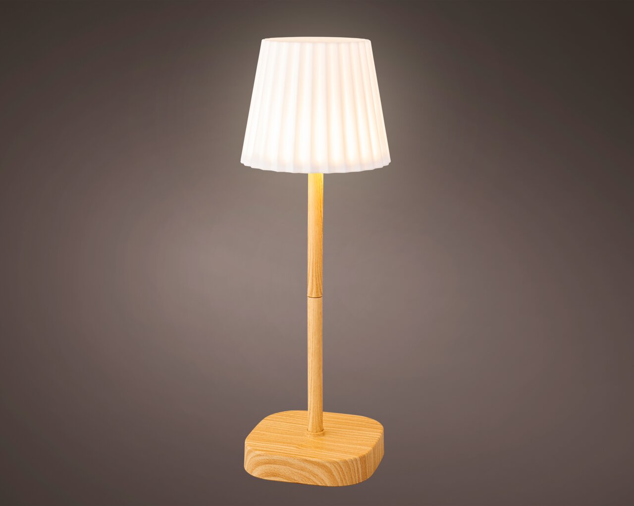 Tischlampe aus Plastik mit Holzfuß, frontal betrachtet, mit eingeschaltetem Licht.