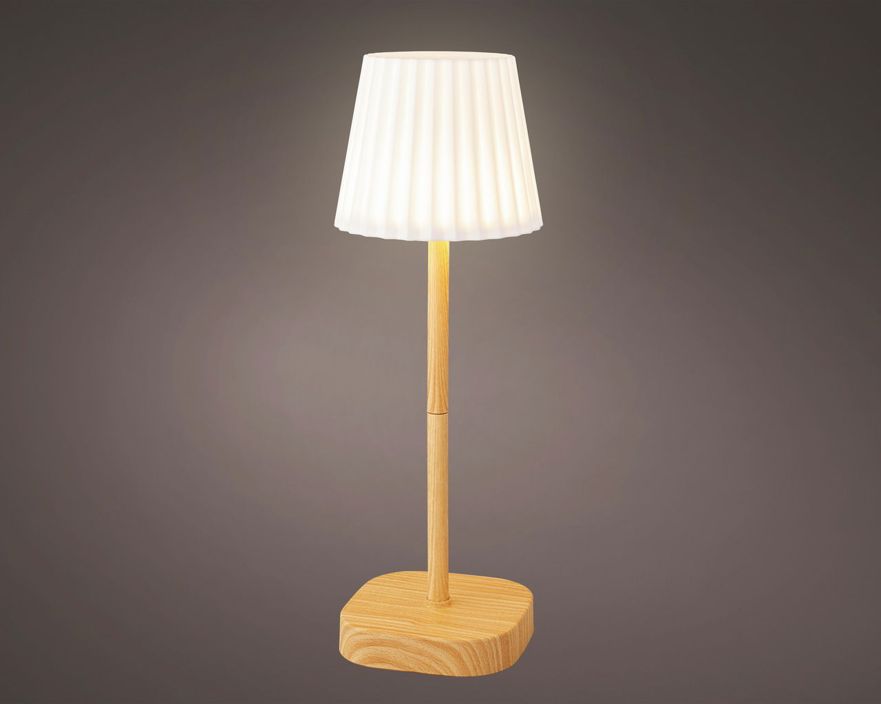 Tischlampe aus Plastik mit Holzfuß, frontal betrachtet, mit eingeschaltetem Licht.