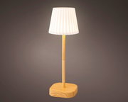 Tischlampe aus Plastik mit Holzfuß, frontal betrachtet, mit eingeschaltetem Licht.