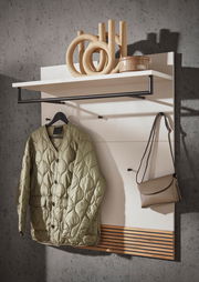 Garderobenpaneel mit Haken und Ablage, darauf eine Jacke und eine Tasche, seitliche Perspektive