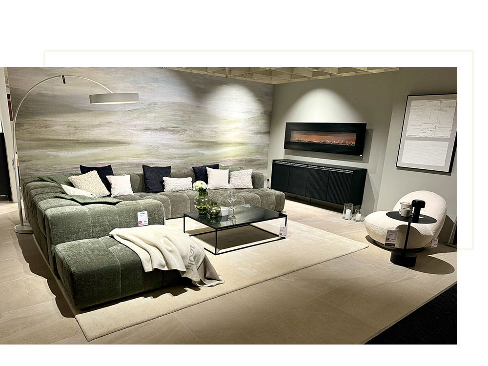 Modernes Wohnzimmer mit gemütlicher Eckcouch und stilvollem Kamin.