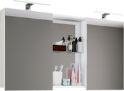 Weißer Badezimmerspiegelschrank mit zwei Spiegeltüren, Glasablage und integrierten LED-Aufbauleuchten, frontal aus leicht erhöhter Perspektive