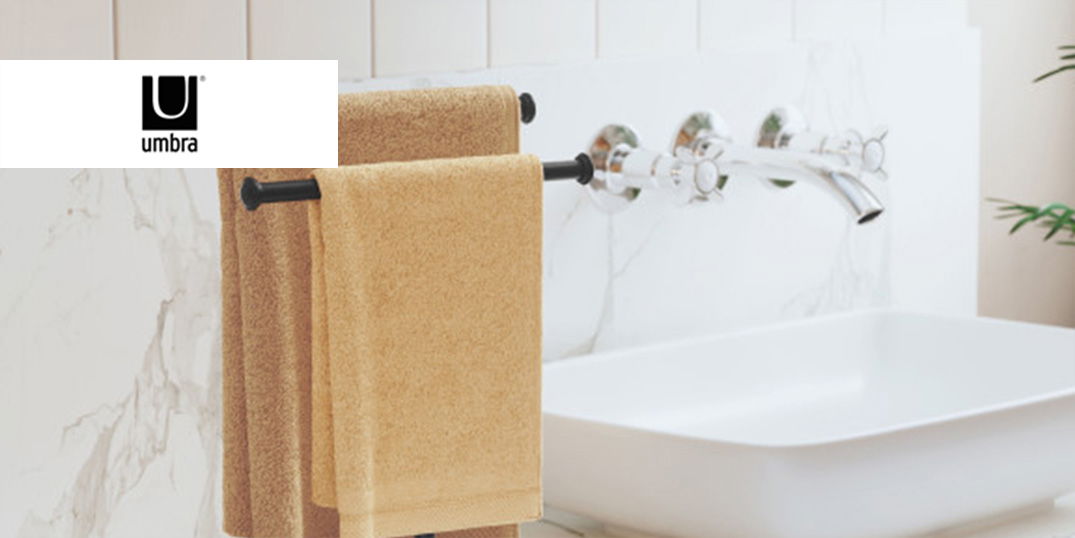 Handtuchhalter der Marke Umbra mit gelben Handtüchern 