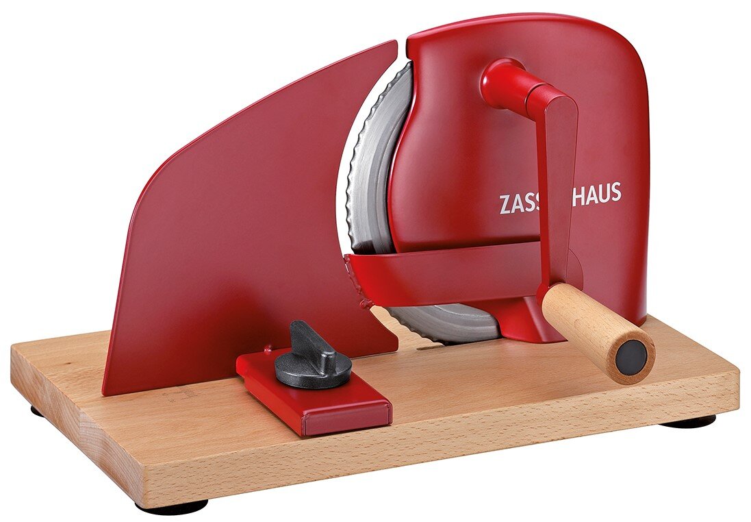 Rote manuelle Brotschneidemaschine mit Holzkurbel und Holzsockel, seitliche Ansicht in leichter Schrägperspektive von vorn rechts