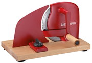 Rote manuelle Brotschneidemaschine mit Holzkurbel und Holzsockel, seitliche Ansicht in leichter Schrägperspektive von vorn rechts