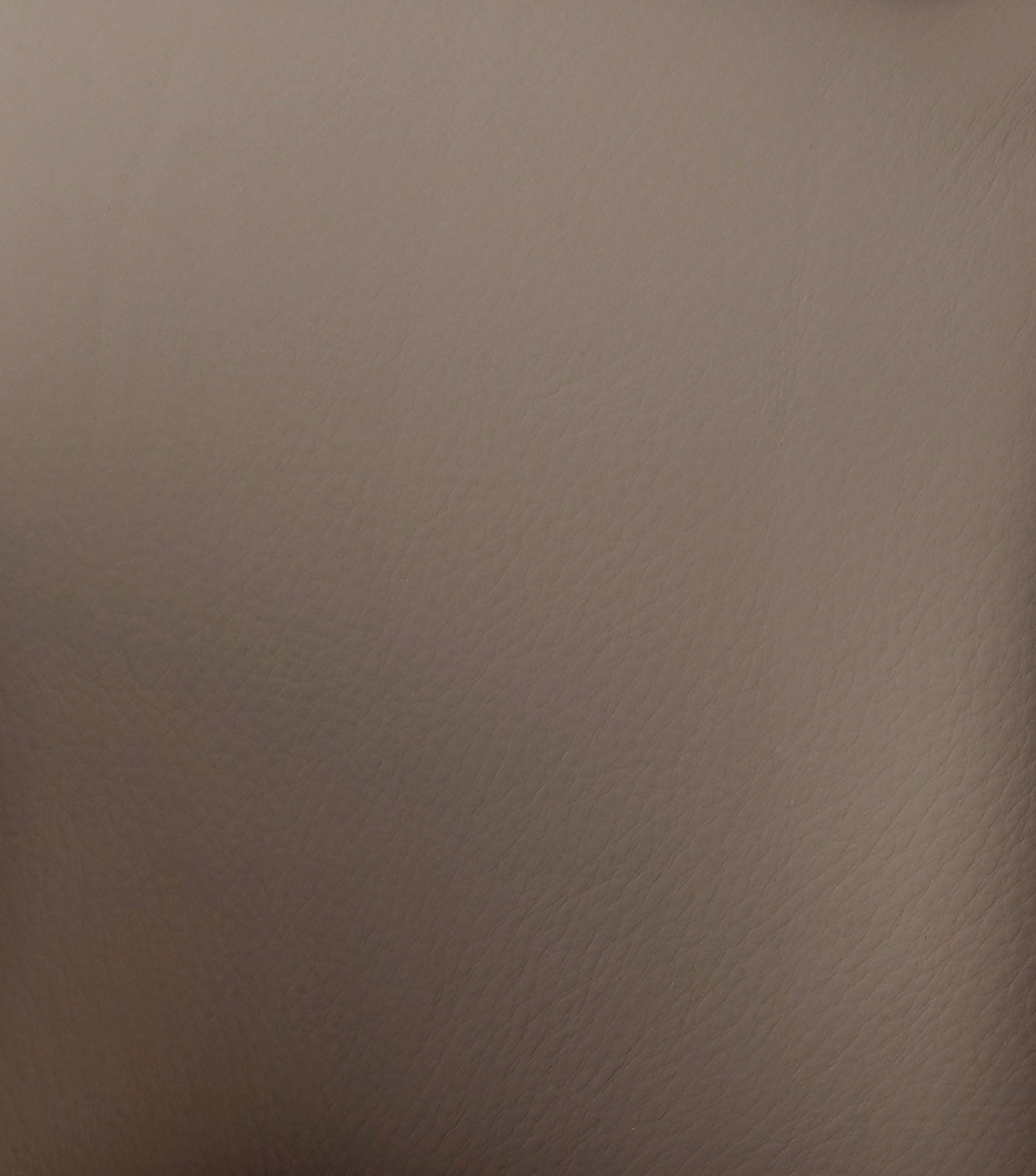 Nahaufnahme der braunen Lederstruktur eines Barstuhls.