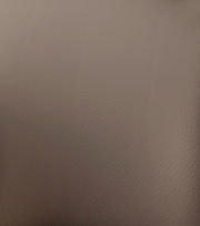 Nahaufnahme der braunen Lederstruktur eines Barstuhls.