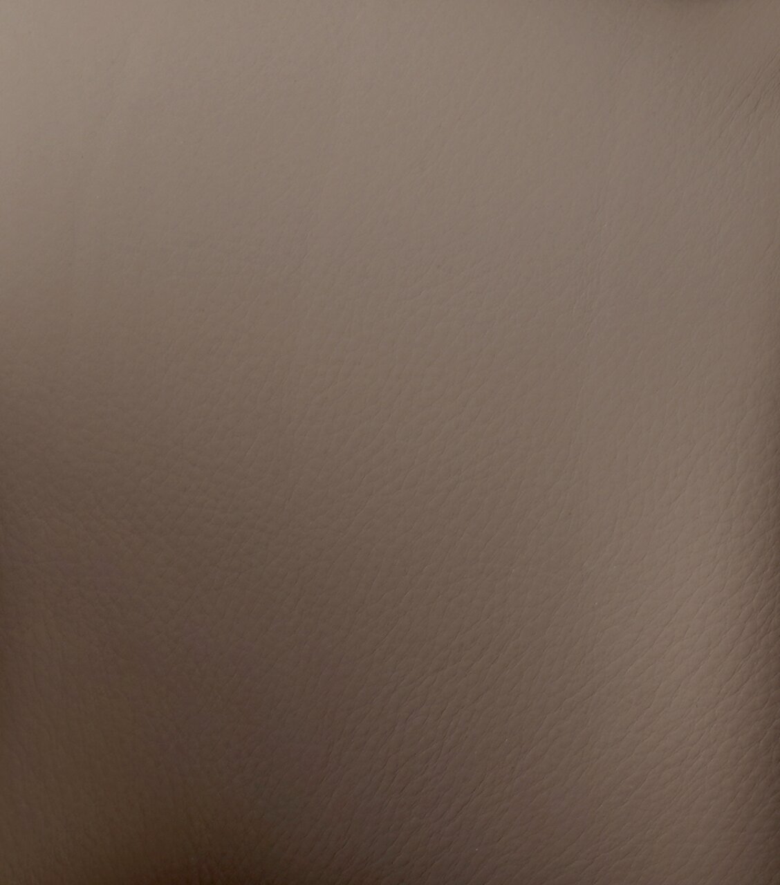 Nahaufnahme der braunen Lederstruktur eines Barstuhls.