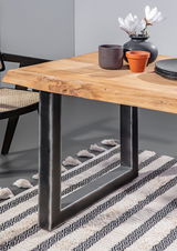 Moderner Esstisch mit Holzplatte und Metallbeinen, seitliche Perspektive
