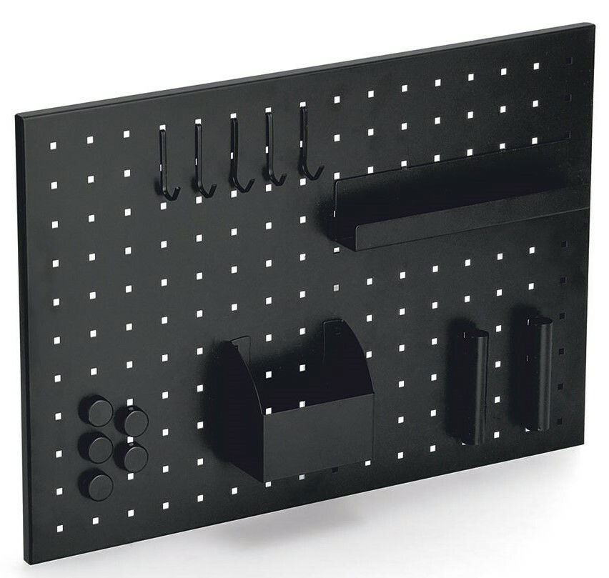 Schwarzes Memoboard mit Haken und Ablagen, seitliche Perspektive